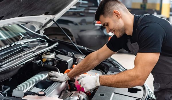 یک روغن موتور خوب چه ویژگی دارد؟ 8 Mechanic checking engine oil